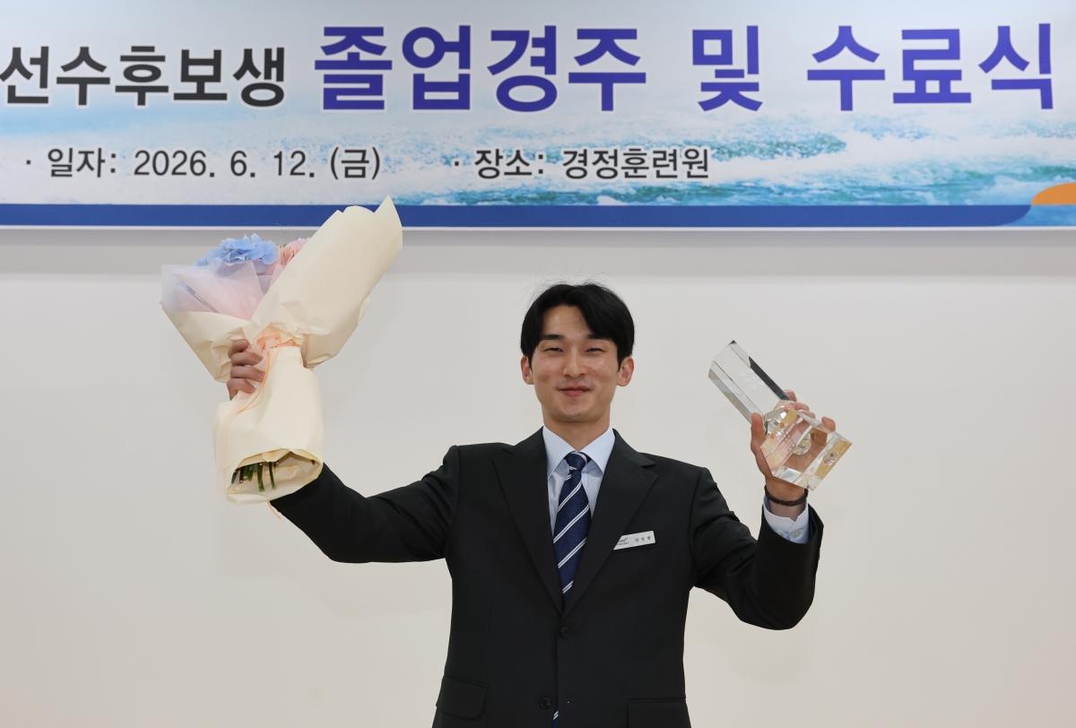 -제18기 경정 선수 후보생 졸업식에서 수석 졸업과 졸업경주를 석권한 김상범 후보생. (사진 = 국민체육진흥공단)