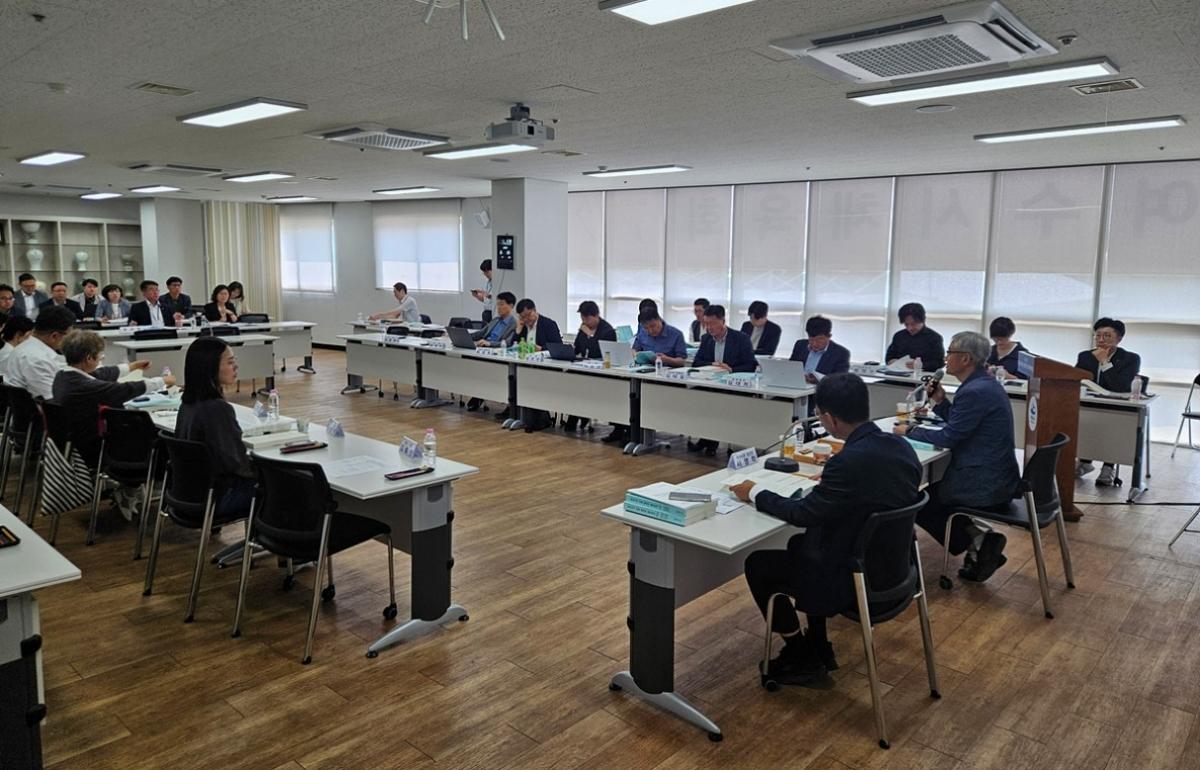-민선9기 여수시장의 시민주권 기획위원회가 여수시정 전반 현안 파악과 민선9기 시정운영방향 수립을 위한 주요업무계획 보고를 진행 중이다. (사진 = 여수시)
