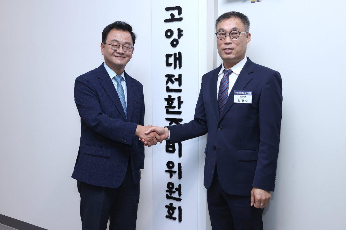 -민경선 고양특례시장 당선인(좌)과 김달수 고양대전환준비위원회 위원장(우) (사진 = 고양시)