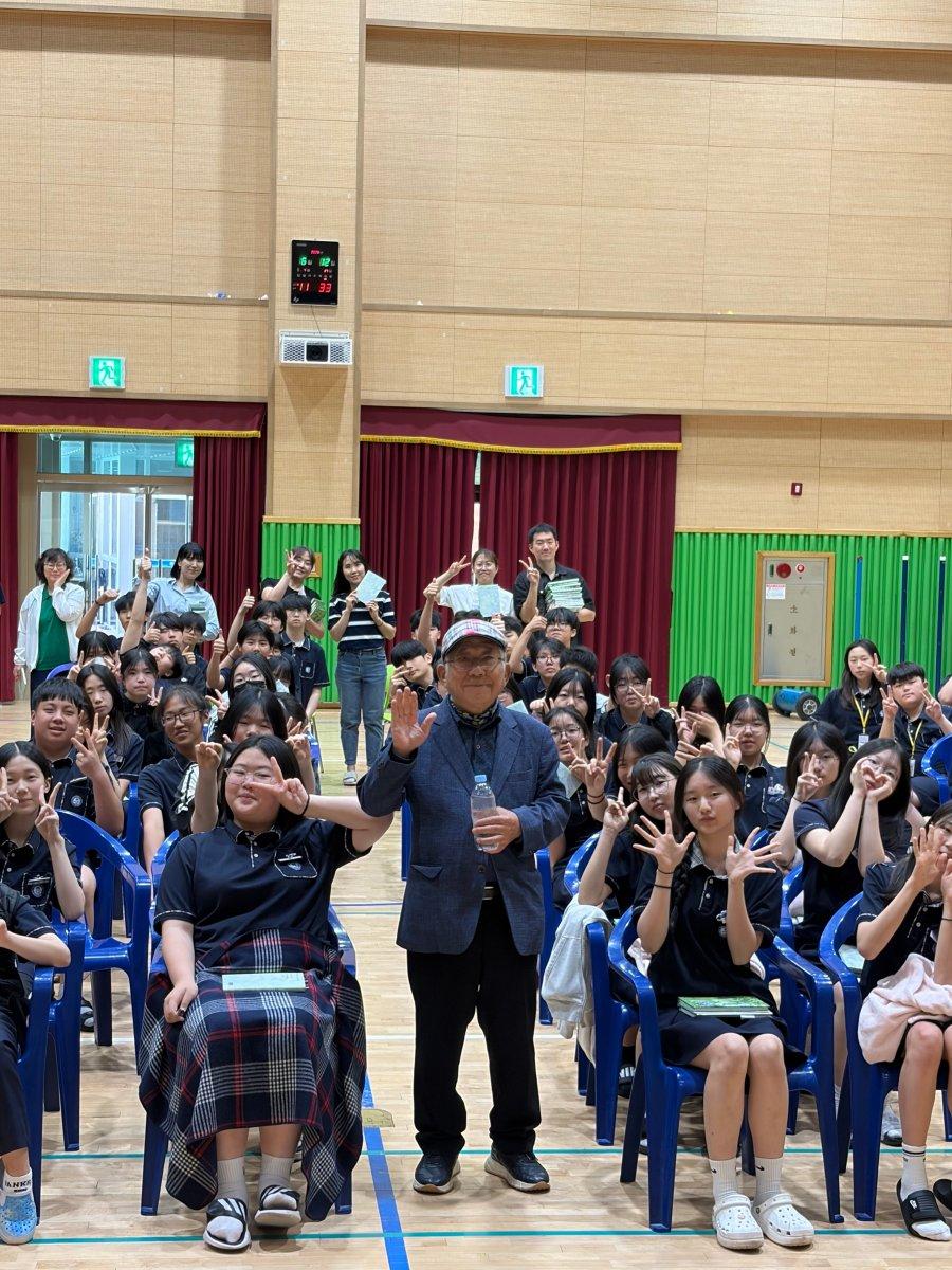 -울릉중학교 학생들이 ‘2026학년도 인문학 아카데미’에서 나태주 시인의 특강을 듣고 함께 기념사진을 찍고있다. (사진 = 울릉교육지원청 제공)