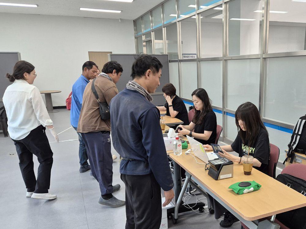 -안동시대구출입국․외국인사무소 찾아가는 이동사무소 운영, 외국인 계절근로자 체류등록 편의 증진, 원스톱 등록 서비스로 등록 지연 해소 및 농가 부담 완화 (사진 = 안동시)