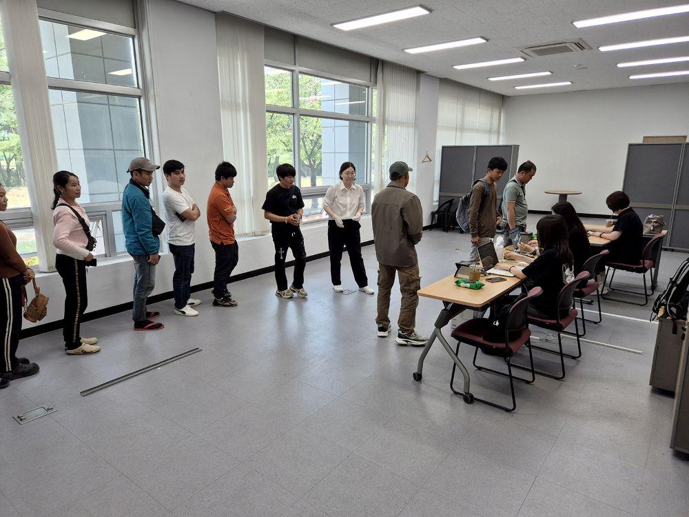 -안동시는 농업기술센터 내 유휴공간을 활용해 임시 이동사무소를 운영했으며 지문 채취와 외국인등록 절차를 원스톱으로 진행해 이용 편의를 높였다. (사진 = 안동시)