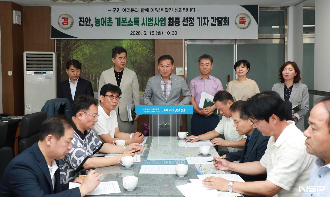 -전춘성 진안군수가 15일 군청 기자실에서 농어촌 기본소득 시범사업 선정과 관련해 브리핑을 하고 있다. (사진 = 진안군)