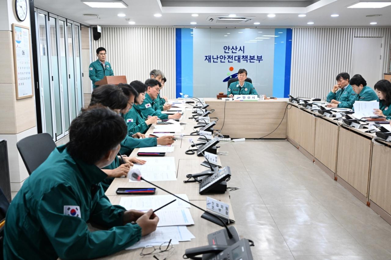 -이민근 안산시장 주재로 성곡동 공장화재에 대한 지원 방안에 대한 논의를 하고 있다. (사진 = 안산시)