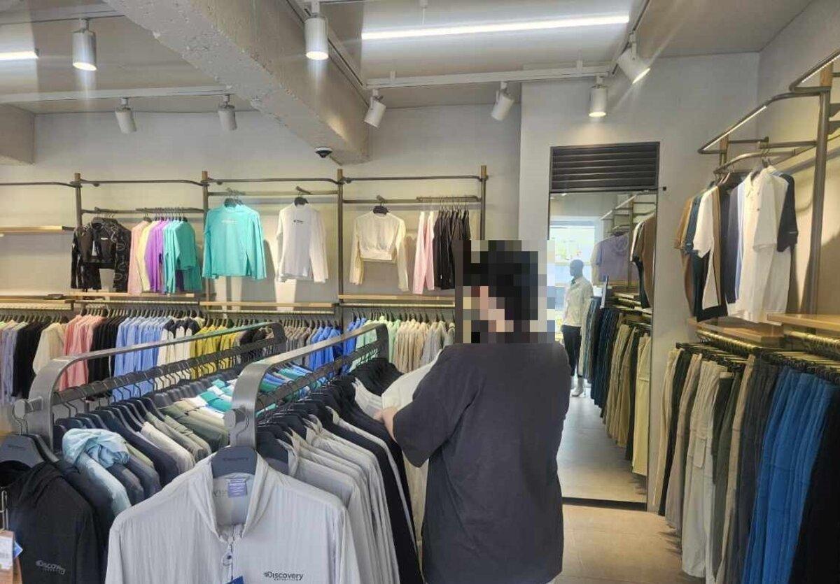 -‘원하는 대로 소원쇼핑’ 사업 참여자가 필요한 물품을 고르고 있다. (사진 = 수원시)