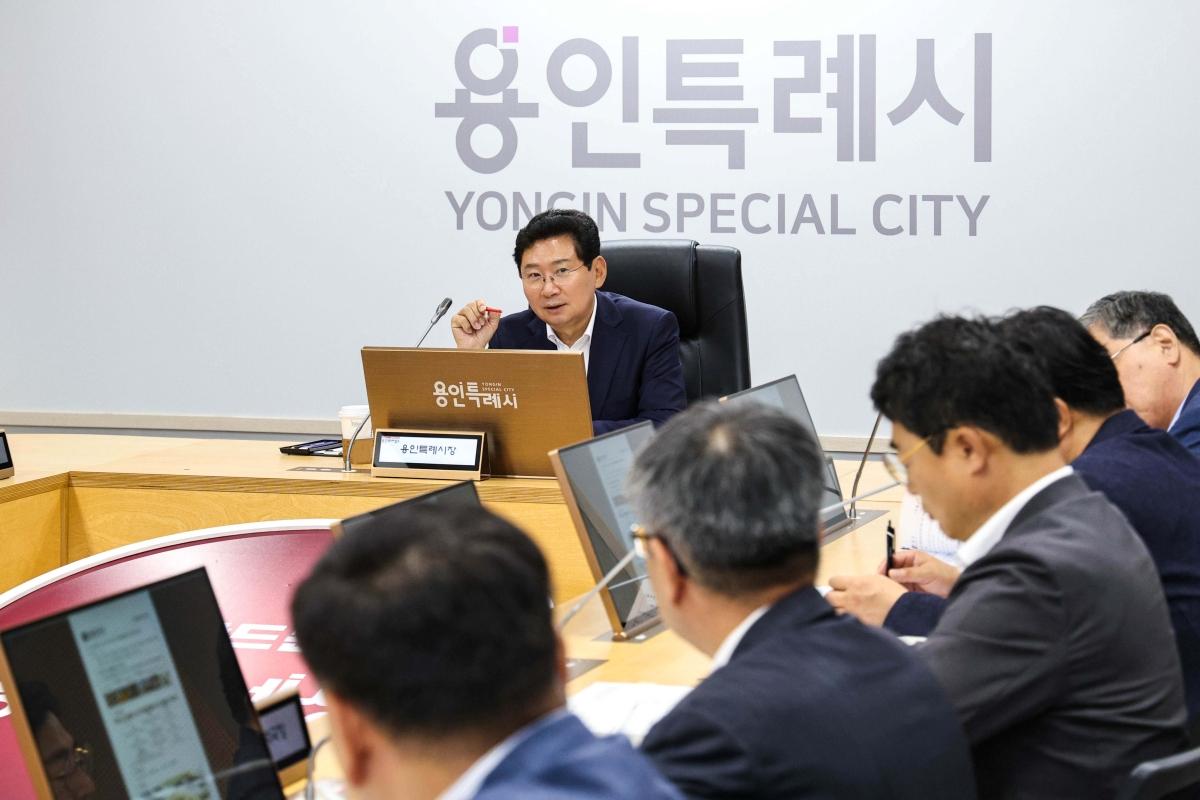 -이상일 용인특례시장이 15일 시청 영상회의실에서 열린 간부회의에서 반다비 체육센터 건립의 당위성을 설명하고 있다. (사진 = 용인특례시)