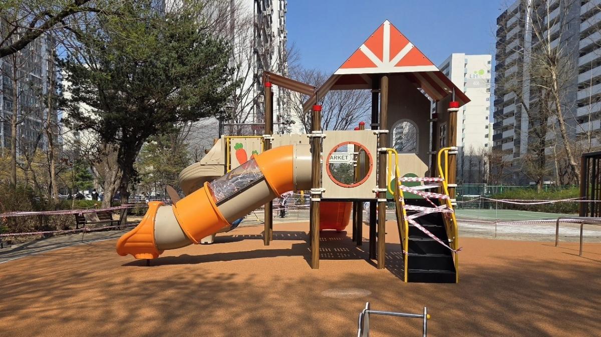 -어린이놀이시설과 바닥재를 교체한 소망어린이공원 전경. (사진 = 광명)