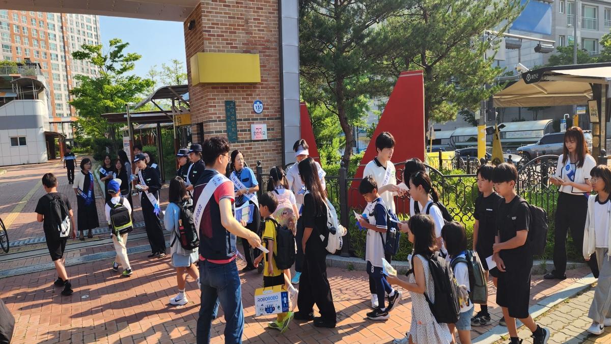 -경상북도교육청은 15일 예천군에 있는 호명초등학교 통학로 일대에서 학생과 학부모, 지역 주민을 대상으로 ‘안전한 스쿨존 청렴 캠페인’을 실시했다. (사진 = 경상북도교육청)
