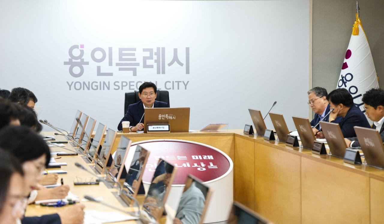 -이상일 용인특례시장이 15일 시청 영상회의실에서 간부회의를 열고 용인르네상스 2.0 추진기획단이 로드맵을 잘 만들어줄 것을 주문하고 있다. (사진 = 용인특례시)