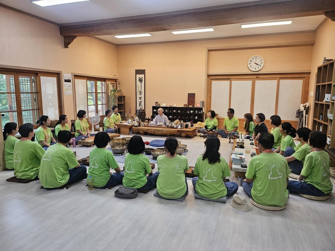 -원광디지털대학교 대학원 자연건강학과 요가명상테라피분과 재학생과 동문 등이 충남 예산군 수덕사에서 템플스테이와 연계한 통합분과모임에 참여하고 있다. (사진 = 원광디지털대)