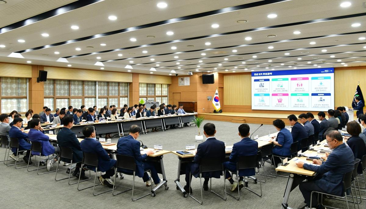 -경산시는 지난 12일 조현일 경산시장 주재로 확대간부회의를 열었다. (사진 = 경산시)