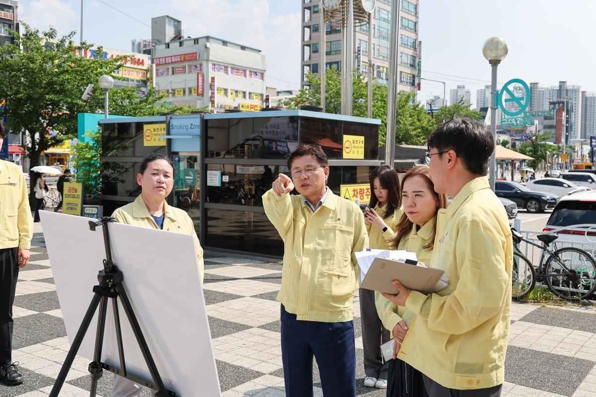 -한대희 군포시장 당선인이 재난취약지역을 방문해 안전관리 상황을 점검하고 있다. (사진 = 군포시)