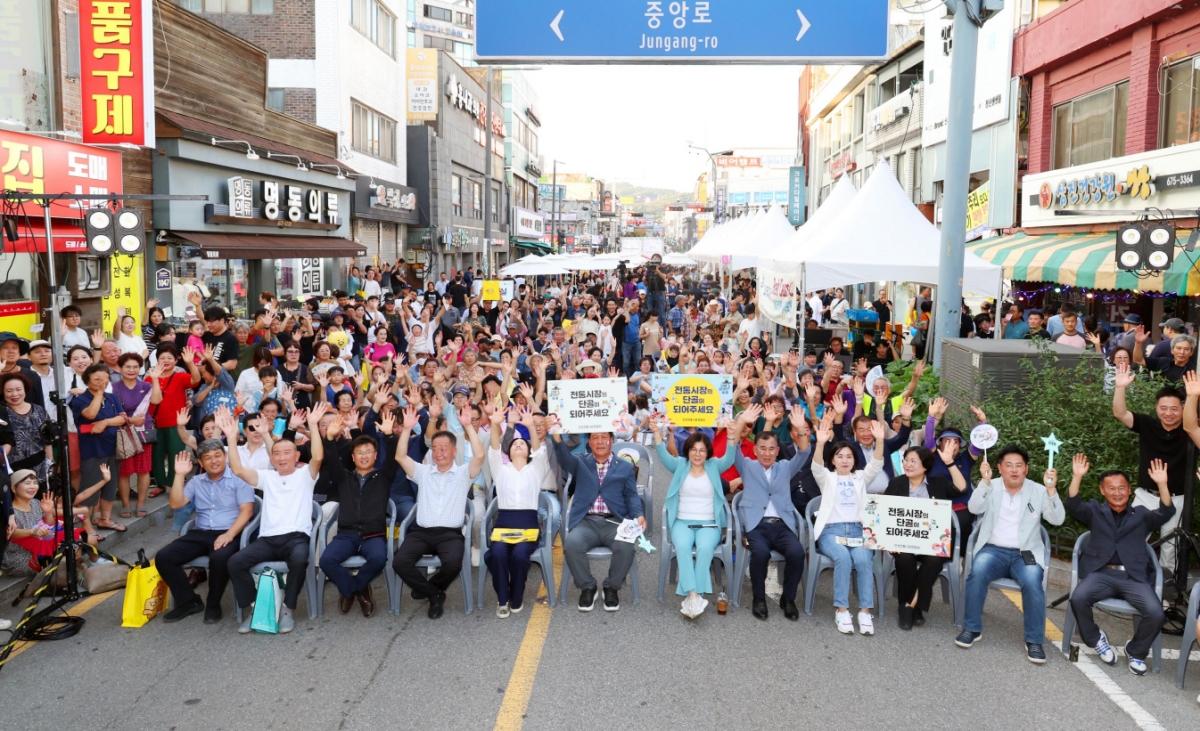 -‘안성 장마당 축제’에서 김보라 시장(앞줄 오른쪽 여섯번째)이 참석자들과 기념촬영을 하고 있는 모습. (사진 = 안성시)