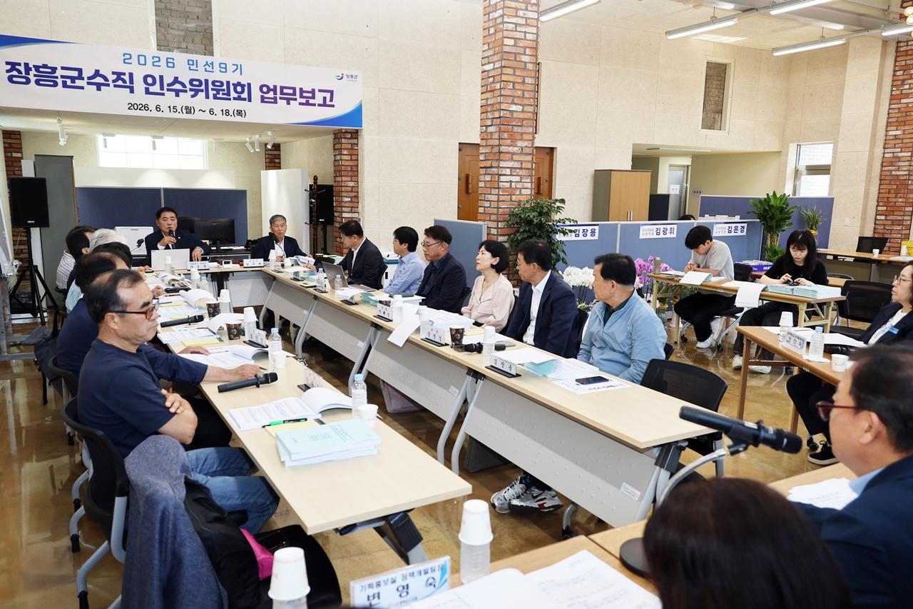 -장흥군 뉴 장흥정책협의회가 군 실과소 소관 업무와 정책 현안을 청취하고 있다. (사진 = 장흥군)