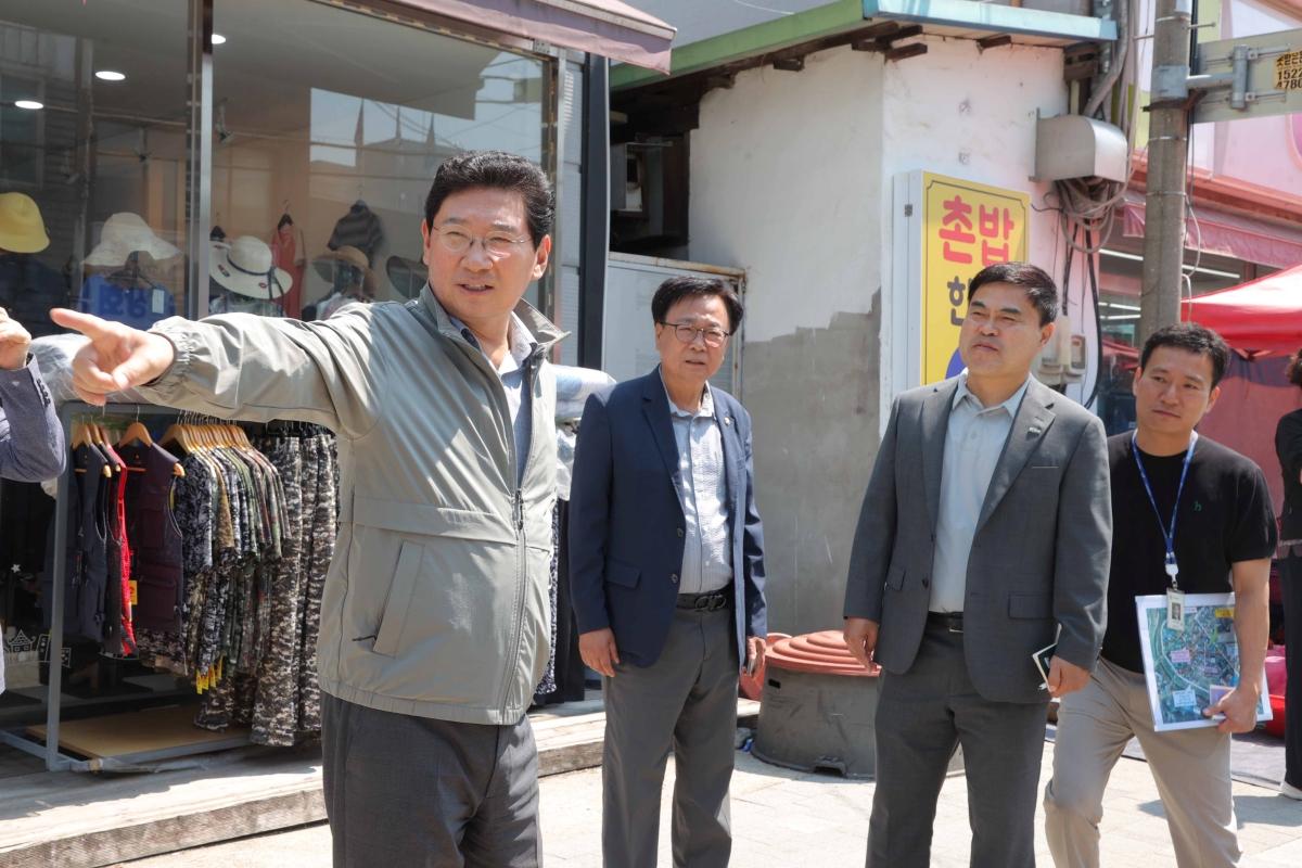 -이상일 용인특례시장이 16일 백암 5일장을 방문해 주차 공간 마련 방안을 검토하고 있다. (사진 = 용인특례시)