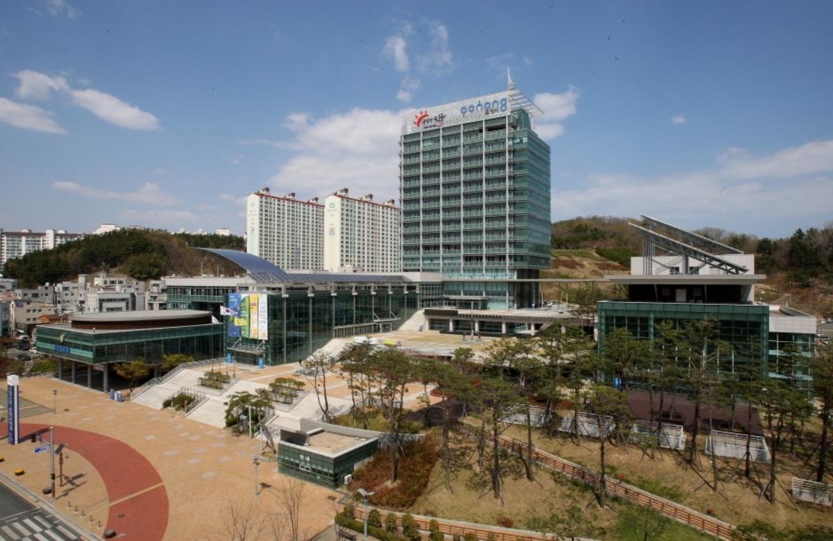 -포항시는 경상북도, 포항소재산업진흥원과 함께 올해부터 오는 2030년까지 5년간 총사업비 197억 8500만 원(국비 100억 원, 지방비 97억 8500만 원)이 투입되는 ‘수출