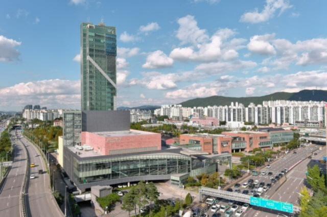 [NSP NEWS Image]용인문화재단, 대학연극제 축하공연 연극 ‘울타리 너머’ 개최