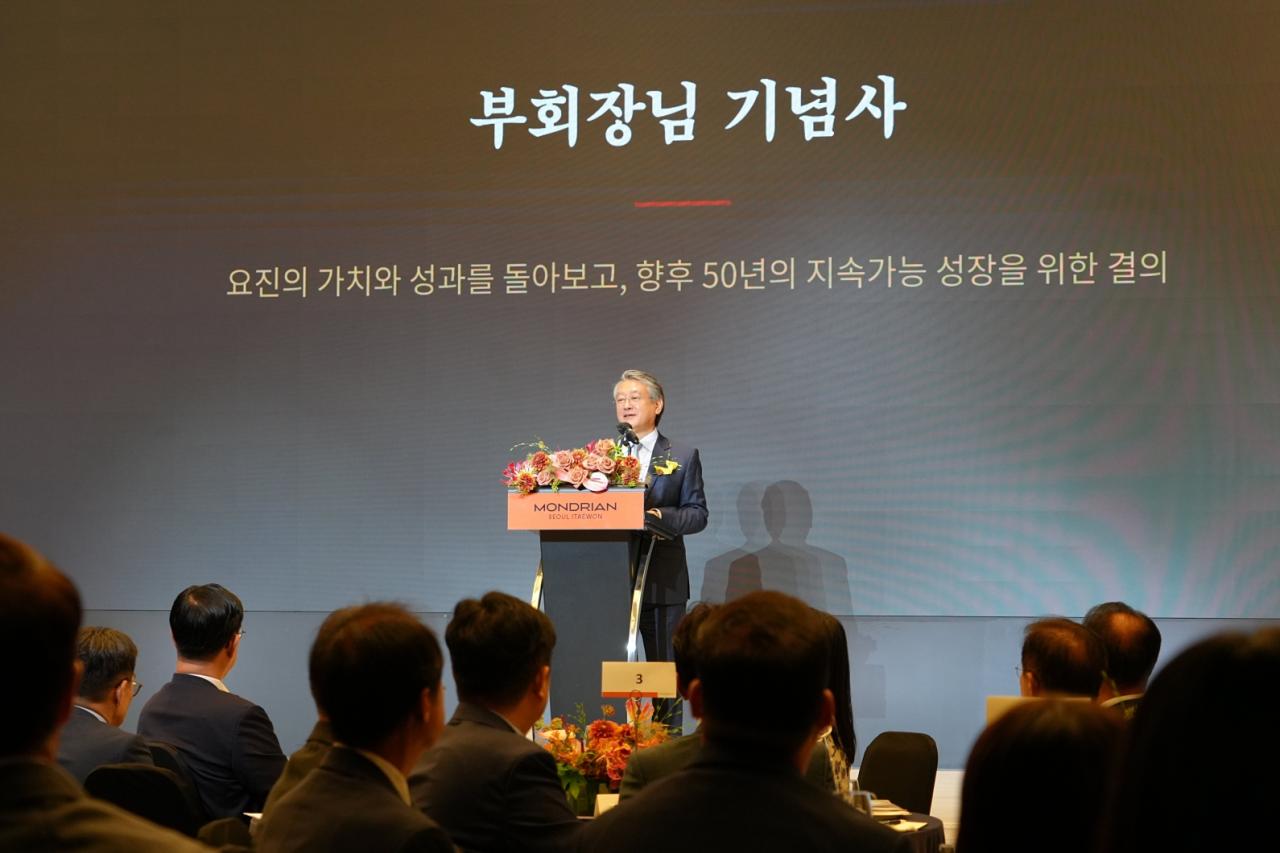 -최은상 요진건설산업 부회장이 창립 50주년 기념식에서 기념사를 진행하고 있다. (사진 = 요진건설)