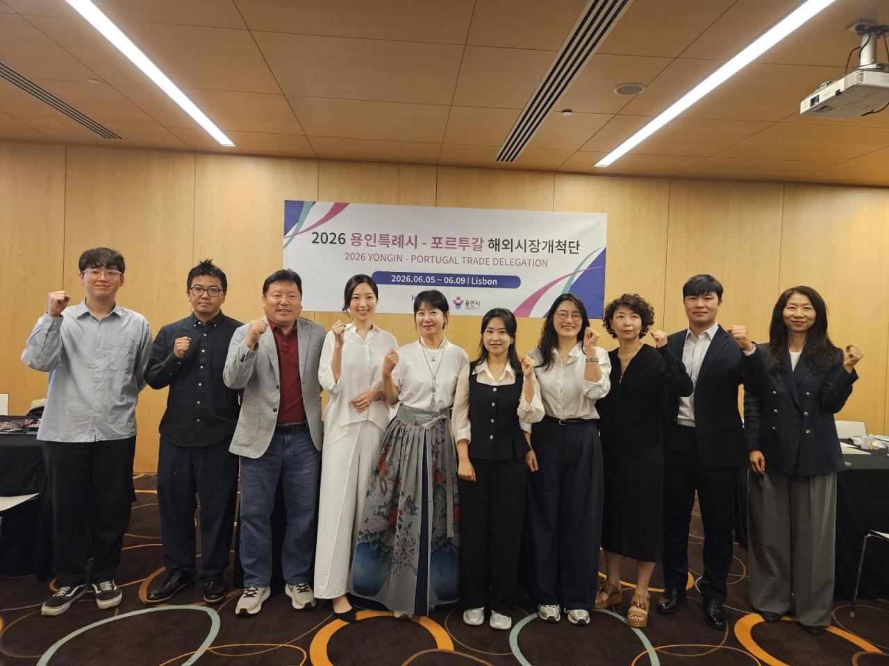 -용인특례시 해외시장개척단 관계자들이 포르투갈에서 현지 바이어와 수출 상담을 마친 뒤 기념사진 촬영을 하고 있다. (사진 = 용인특례시)