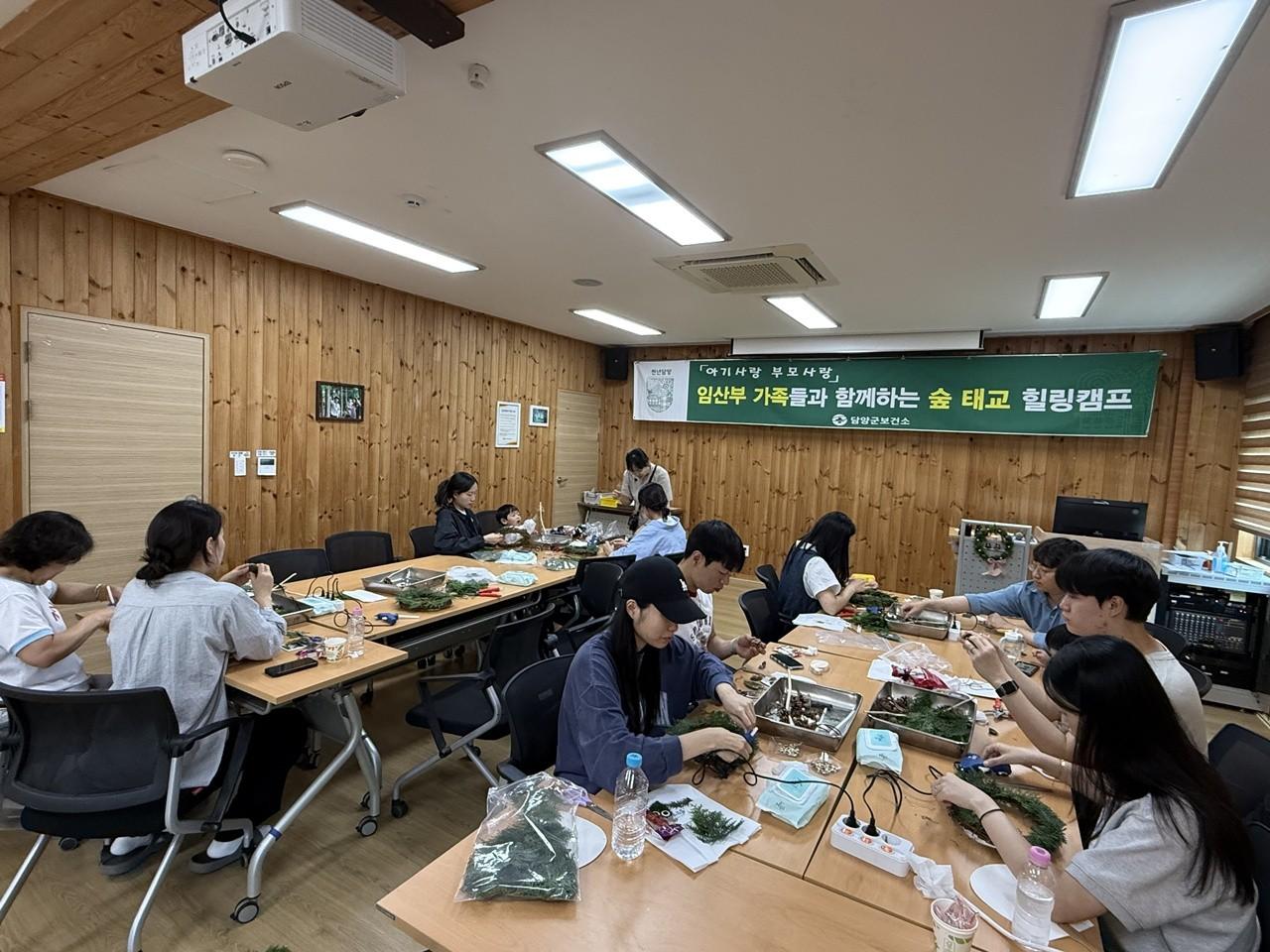 -담양군이 최근 실시한 ‘임신부 숲태교 프로그램’. (사진 = 담양군)