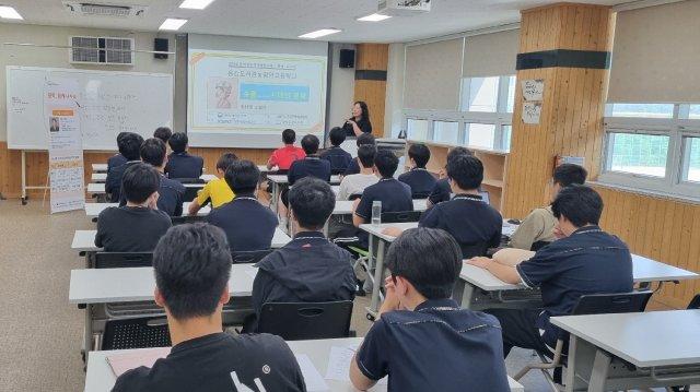 -광양고등학교 도서부 ‘독향’ 소속 학생들과 함께 ‘숏폼 시대의 문학’을 주제로 프로그램 운영 (사진 = 광양시청)