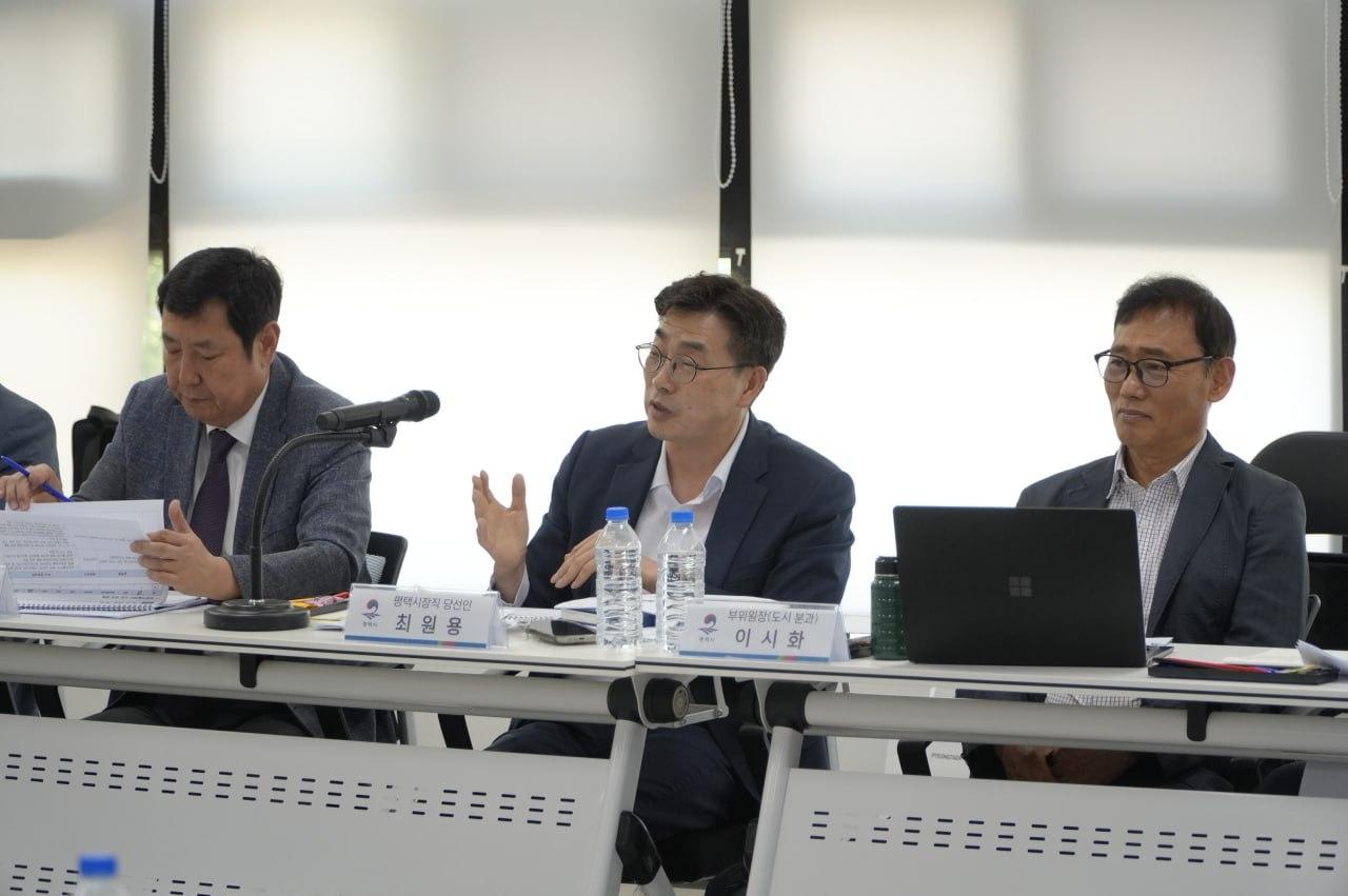 -최원용 평택시장 당선인이 인수위 업무보고에서 행정 중심의 행정을 강조하고 있다. (사진 = 최원용 평택시장 당선인 인수위)