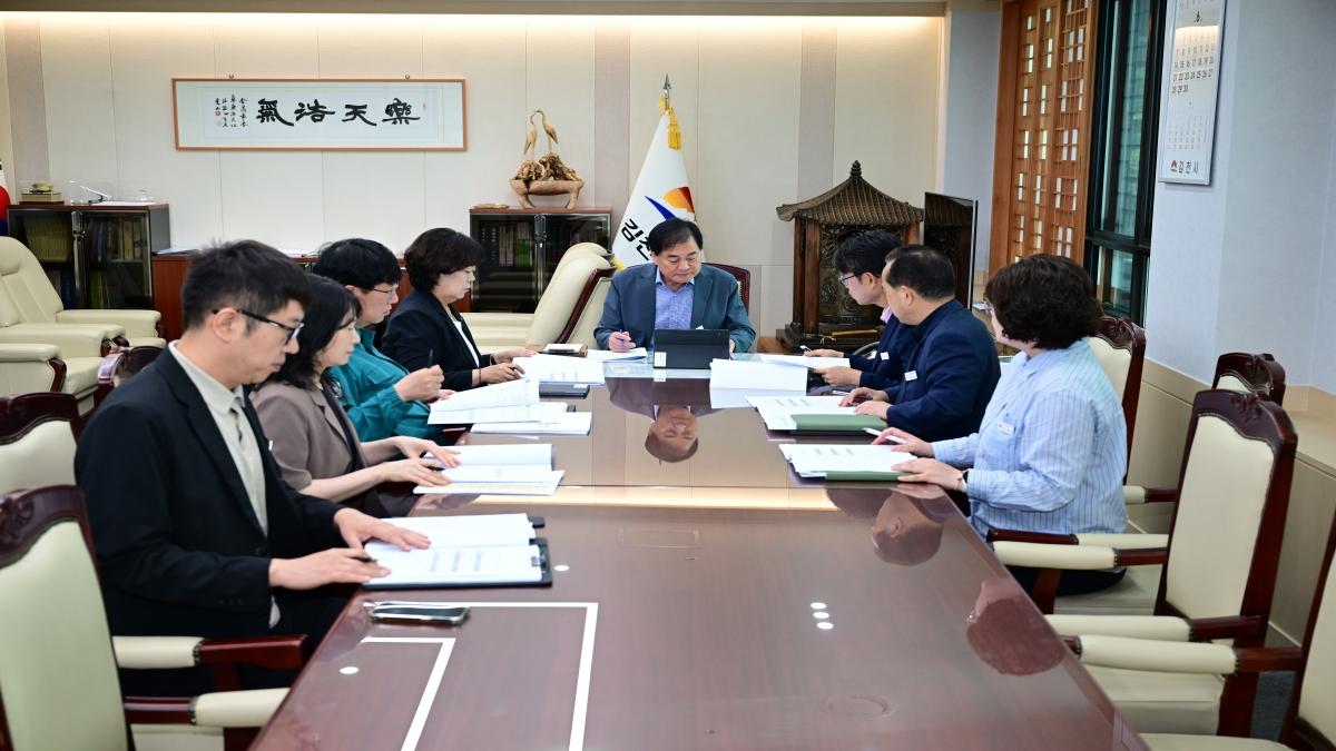 -김천시는 지난 16일 시청 회의실에서 시장을 단장으로 하는 조직문화개선추진단 회의를 개최하고 상호 존중과 협력을 바탕으로 한 조직문화개선과제 추진을 위한 본격적인 행보에 나섰다.
