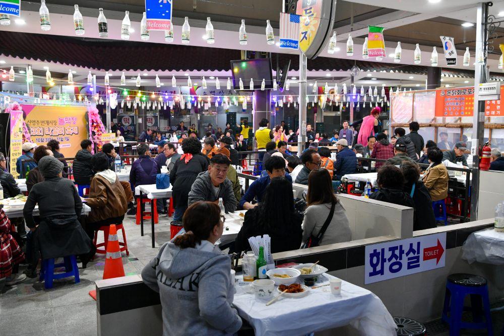 -‘영주문어1955’는 영주역 개통과 함께 성장한 지역의 역사·문화 자산과 영주의 대표 먹거리, 전통시장, 근대문화유산을 연계해 ‘식(食)·숙(宿)·매(買)·통(通)’의 소비 동선을