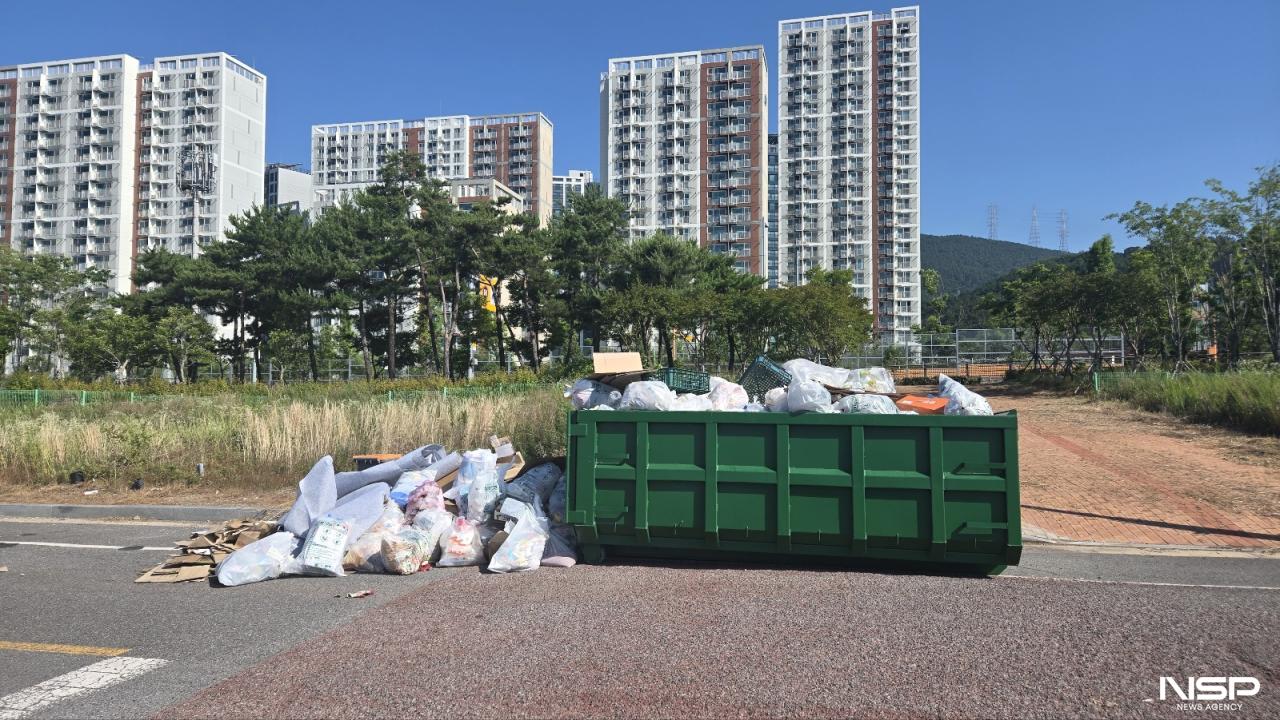 -광양 와우지구 추진위에서 진행했던 야시장 일대에 방치된 쓰레기, 현재는 일부만 치워진 상태 (= 홍철지 기자)