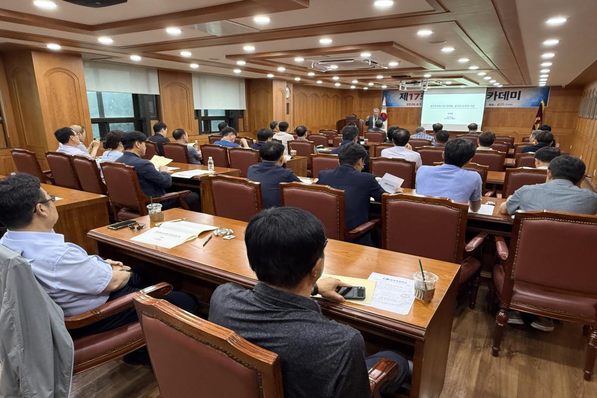 -포항상공회의소는 17일 포항상공회의소 2층 회의실에서 상공의원, 회원업체 대표 및 임원들이 참석한 가운데 ‘제17회 포항경제 아카데미’를 개강했다. (사진 = 포항상공회의소)