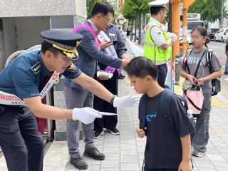 (NSP NEWS Image)포항남부서, 녹색·모범·교육청 함께 어린이보호구역 캠페인 전개