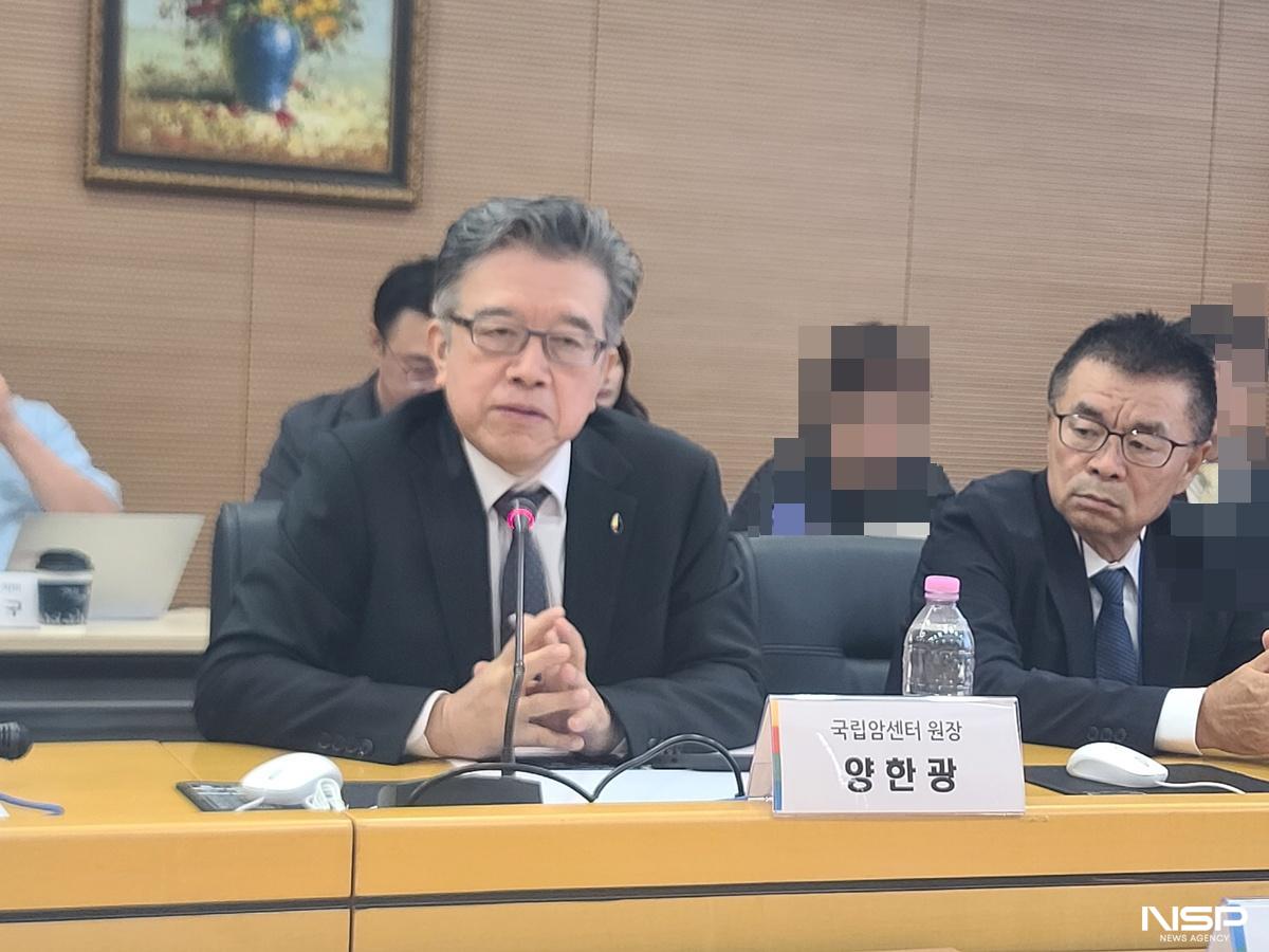 -양한광 국립암센터 원장(좌)와 중국 북경대학교암병원 지아푸 지(Jiafu JI) 교수(우) (사진 = 강은태)