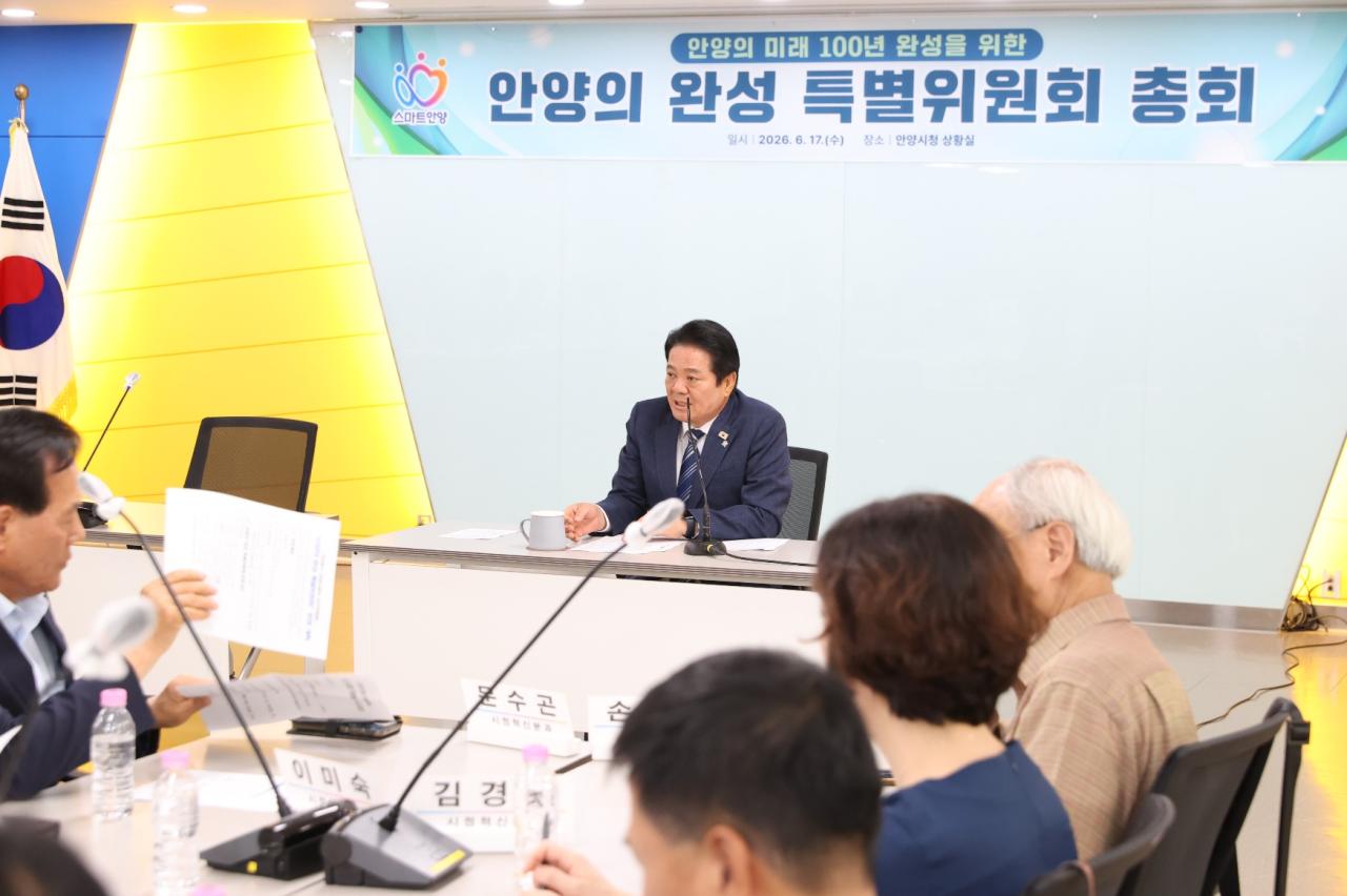 -안양시청 3층 상황실에서 열린 민선 9기 안양시장직 인수위원회 제1차 총회에서 최대호 시장이 발언하고 있다. (사진 = 안양시)