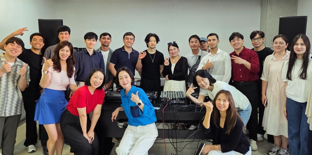 -12일 대학 내 일우중앙도서관에서 열린 최요셉 감독의 디제잉 특강에 참여한 학생들이 기념촬영을 하고 있다. (사진 = 안양대학교)