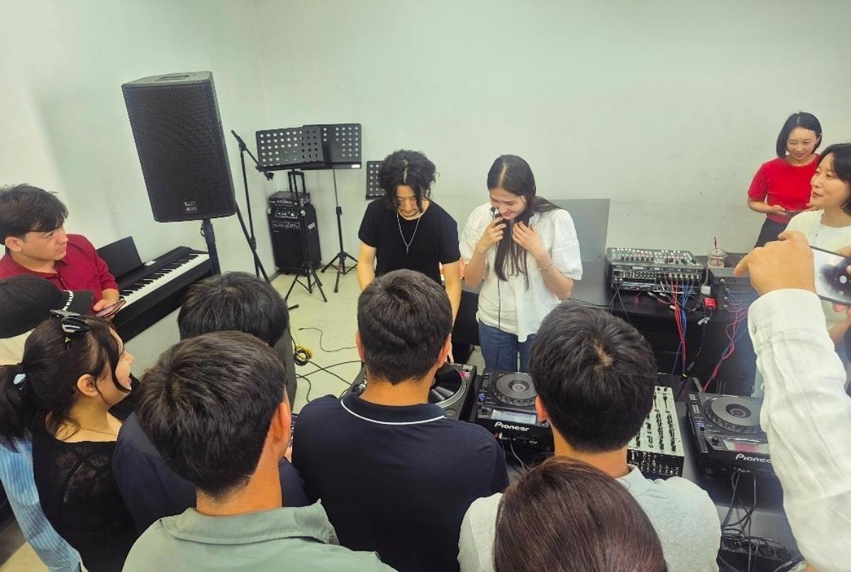 -‘SOUND WAVE : DJ의 헤드폰 속이 궁금한 당신에게’ 주제로 열린 최요셉 감독의 디제잉 특강에서 학생들이 실제 프로 디제이들이 사용하는 DJ 컨트롤러, 턴테이블, 이펙터