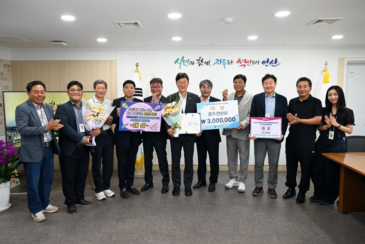-17일 해양수산부 주관 2026년 어촌·어항재생사업 관리 우수지자체 평가에서 안산시가 대상을 수상한 가운데 이민근 시장(가운데)과 시 관계자들이 수상 기념촬영을 하고 있다. (사진