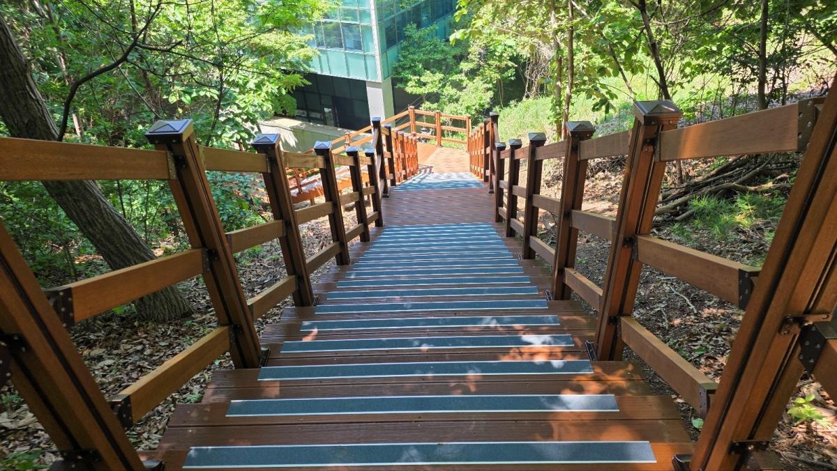 -용인시가 기흥구 동백지구 도심 공원의 낡은 목재덱(deck)과 목계단 등을 정비했다. 사진은 해놀근린공원. (사진 = 용인특례시)