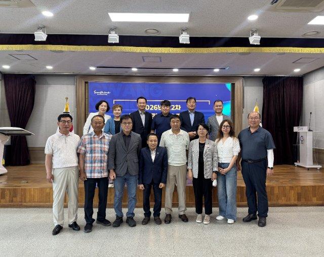 -광양읍민의 날 제정 추진위원회 기념 찰영 (사진 = 광양시청)