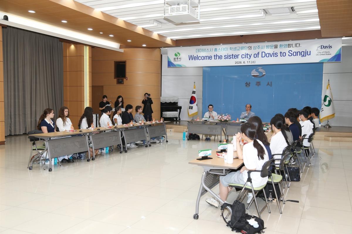 -상주시 국제자매도시인 미국 캘리포니아주 데이비스시 학생교류단이 국제자매도시간 교류협력의 활성화를 도모하기 위해 15일부터 22일까지 7박 8일 일정으로 상주시를 방문해 양 도시 간