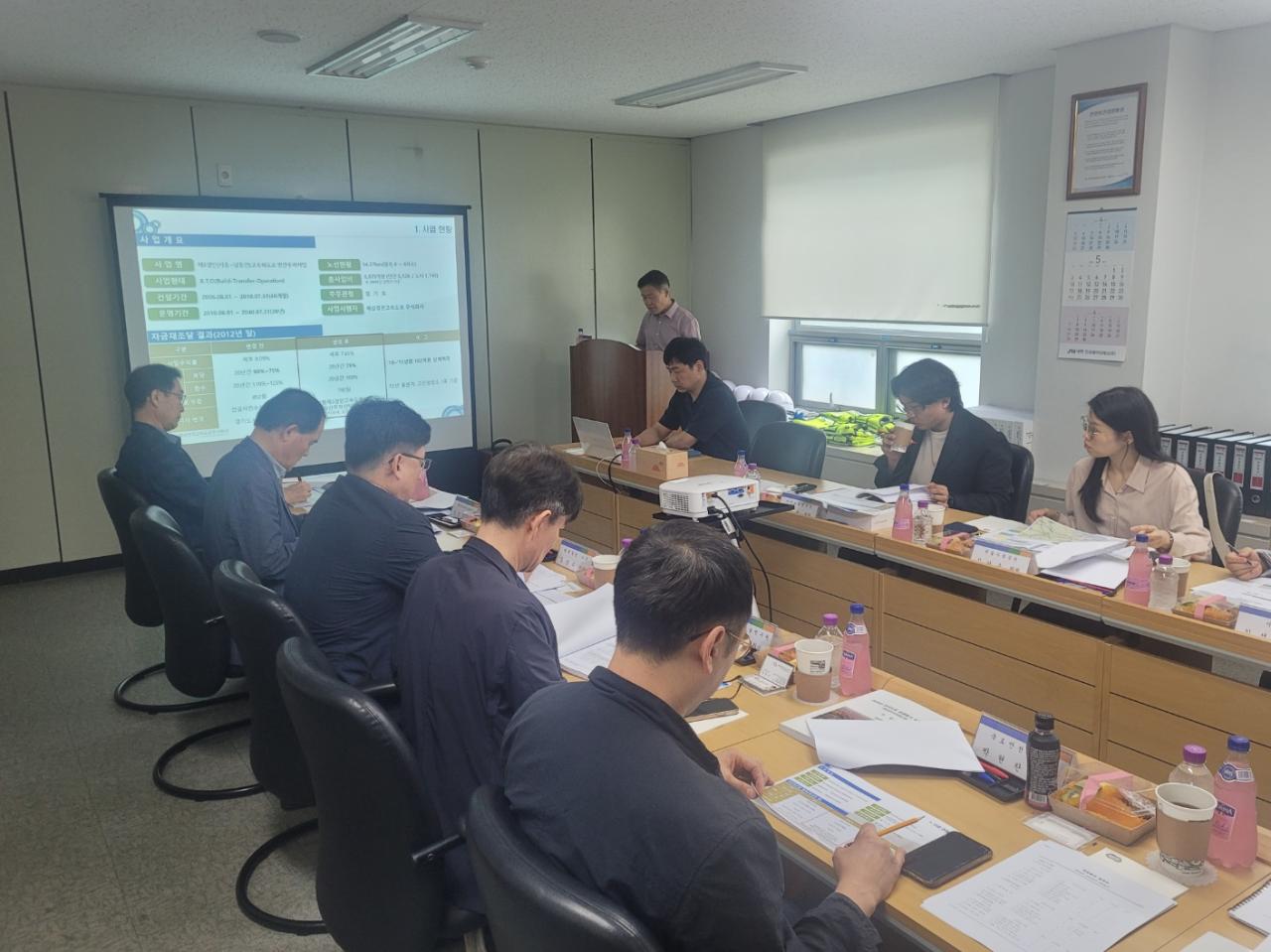 -시설물·도로 포장·교통·회계 등 각 분야 전문가들이 민자도로 운영평가에 참여하고 있다. (사진 = 경기도)