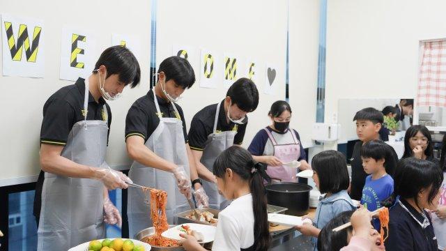 [NSP NEWS Image]전남드래곤즈 선수들, 지역 아동 찾아 ‘따뜻한 한 끼’ 나눔
