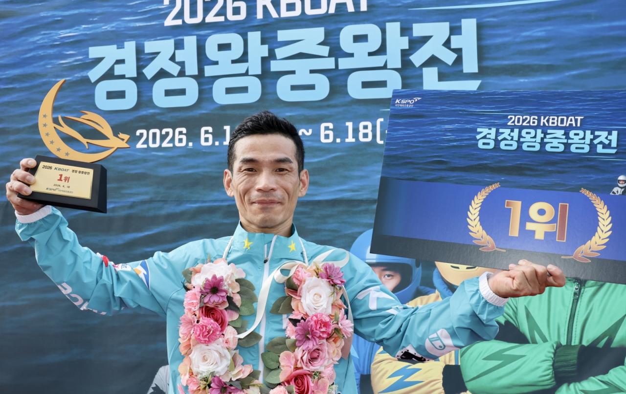 -2026 KBOAT 경정 왕중왕전에서 우승을 차지한 김완석이 자축하며 트로피를 높게 들어올리고 있다. (사진 = 국민체육진흥공단)