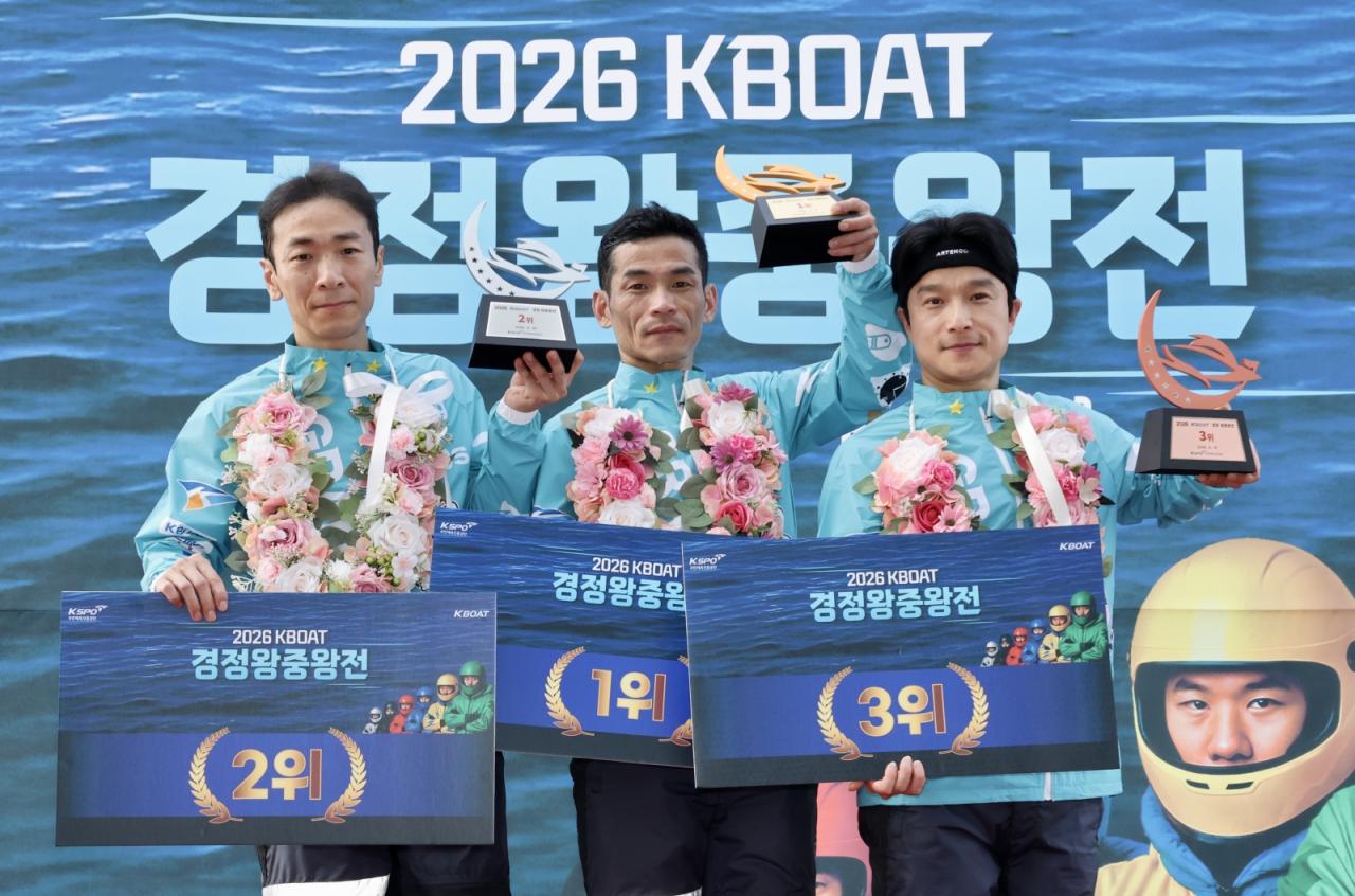 -‘2026 KBOAT 경정 왕중왕전’ 입상 선수들 기념촬영 모습. 사진 왼쪽부터 2위 김민준, 1위 김완석, 3위 심상철. (사진 = 국민체육진흥공단)