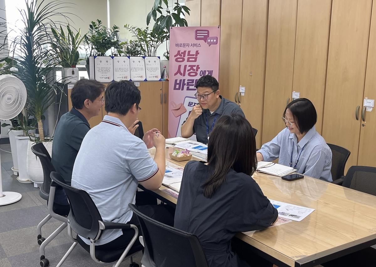 -용인시 관계자들(오른쪽)이 16일 성남시 소통관실을 방문해 ‘시장에게 바란다’ 바로문자 서비스 운영 현황에 대한 설명을 듣고 있다. (사진 = 용인특례시)