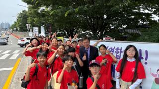 (NSP NEWS Image)김중남 당선인, 강릉단오제서 초등학생들과 태극기 응원전