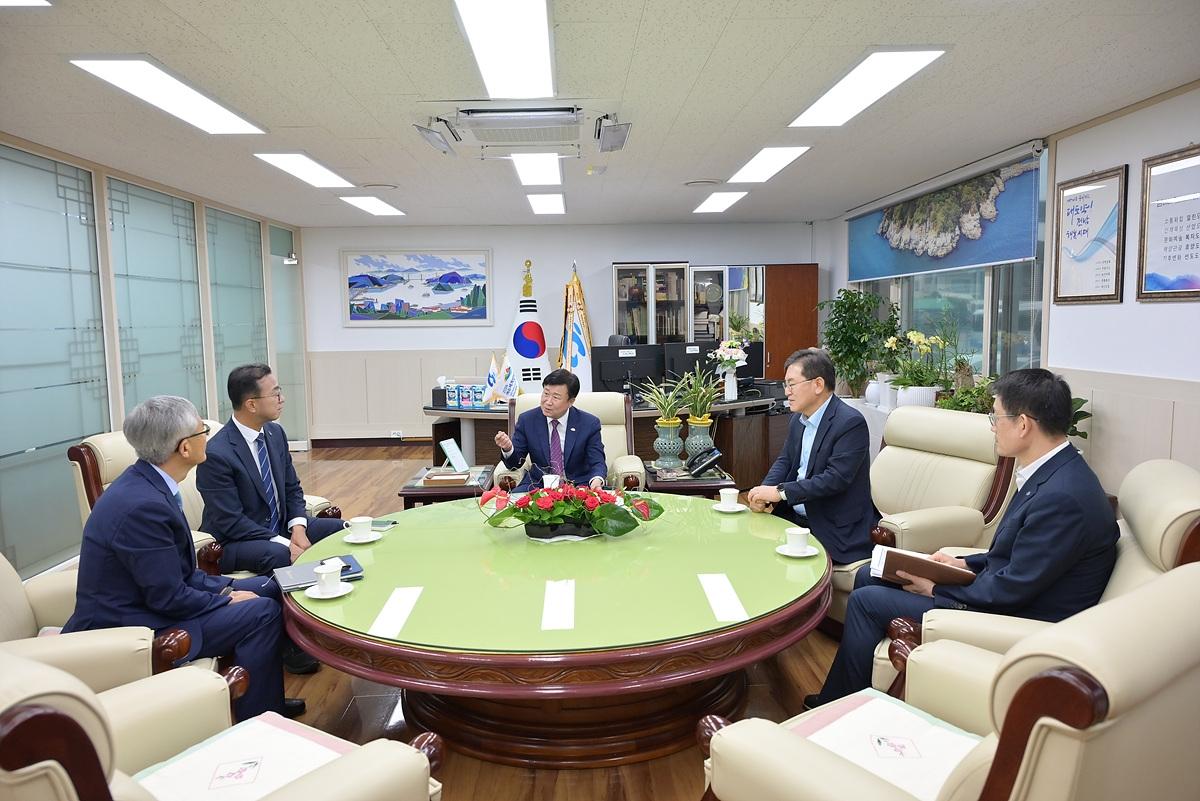 -정기명 시장이 서영학 당선인과 정현구 부시장, 안기완 기획위원장, 박형열 행정안전국장과 함께 시정 주요 현안을 논의하고 있다. (사진 = 여수시)