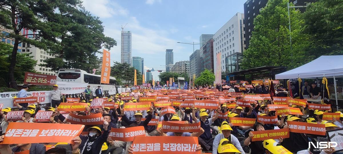 -소상공인들이 지난 6월 9일 국회 앞 도로 결의대회에서 생존권 보장을 촉구하고 있다. (사진 = 강은태 기자)
