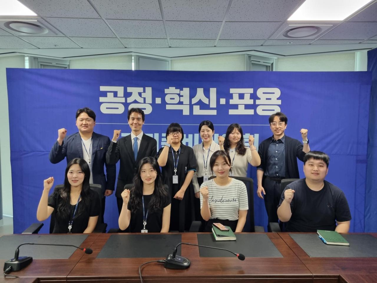 -공정·혁신·포용 경기준비위원회 청년경기TF 기념촬영 모습. (사진 = 경기도)