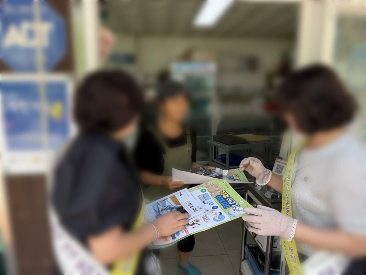 -곡성군 관계자들이 지역 음식점을 찾아 식중독 예방 수칙 홍보에 나서고 있다 (사진 = 곡성군)