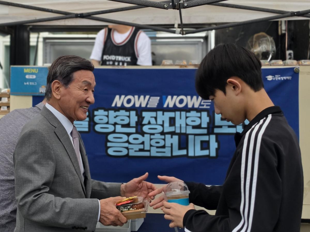 -한국장학재단은 청년들의 원대한 꿈과 도전을 응원하기 위해 진행한 현장 밀착형 캠페인 ‘장대한 도전’이 대구 오성고등학교 방문을 마지막으로 성황리에 종료됐다고 밝혔다. (사진 = 한